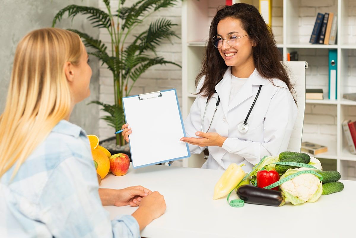 mujer nutricionista recomendado a un paciente el blog saludable