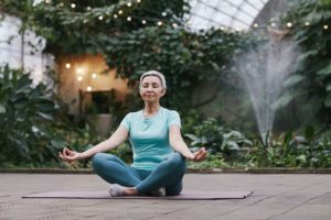 mujer mayor meditando para una mejor salud mental