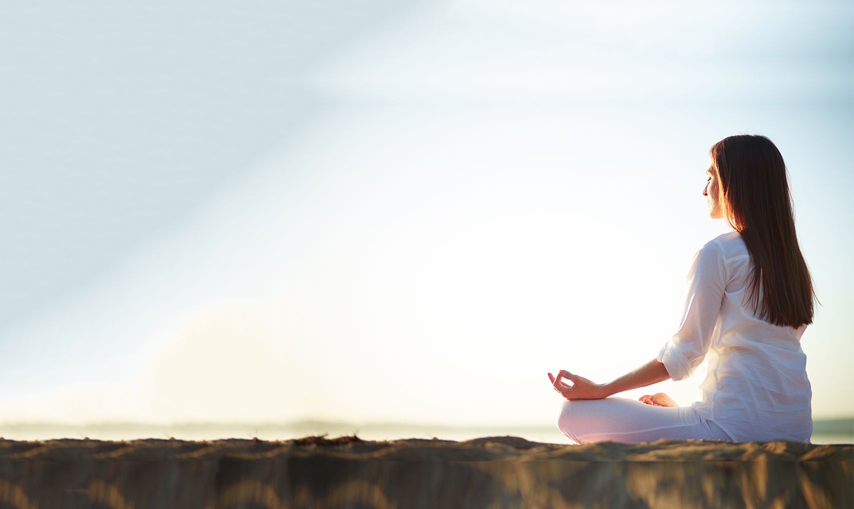 Mujer meditando al aire libre siguiendo tips de iohanes