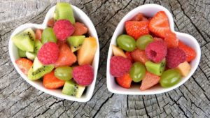 2 tazas de frutas con forma de corazón para el dolor en la vesícula